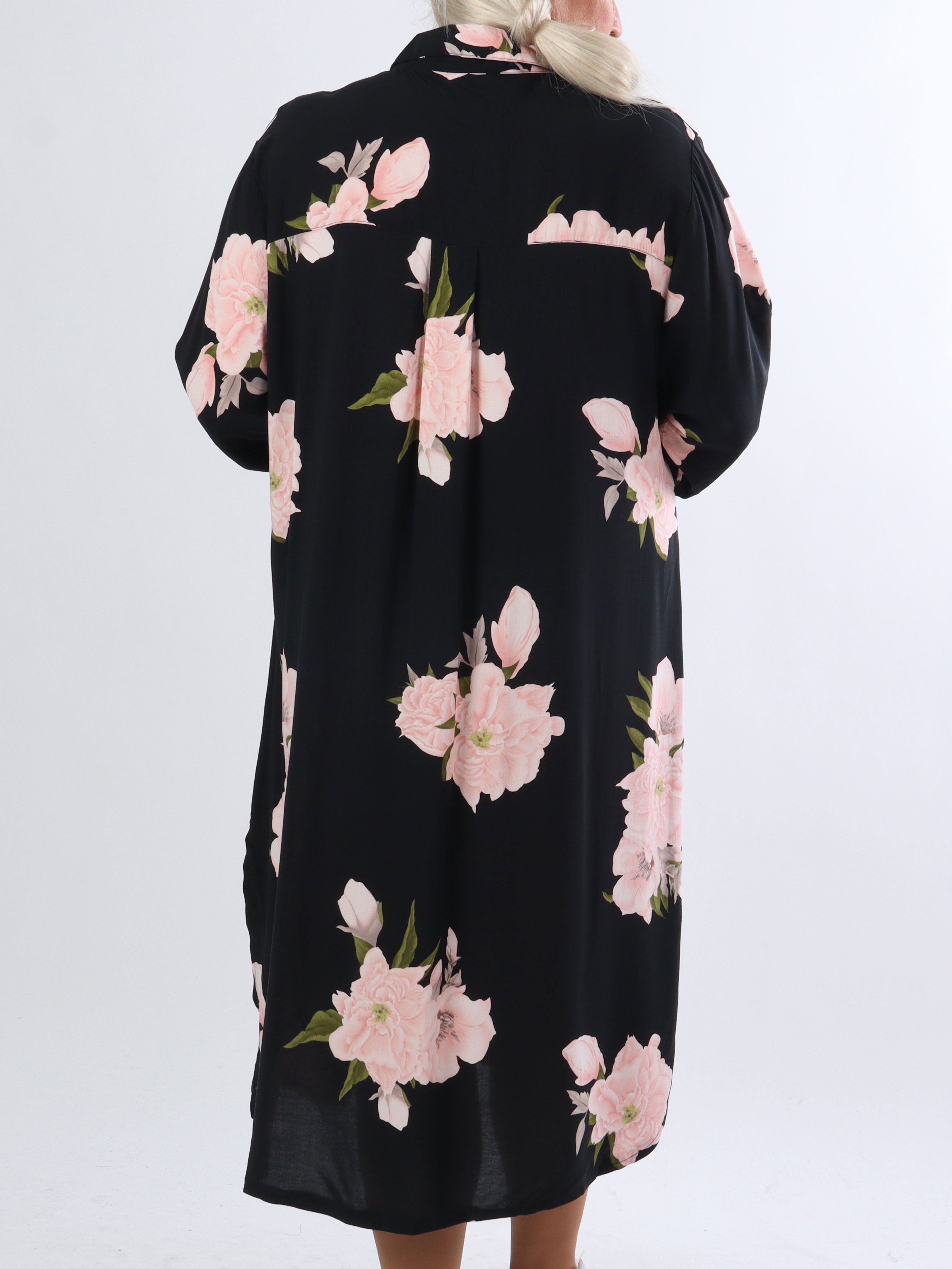 Maida - Sort plus size skjortekjole med blomster